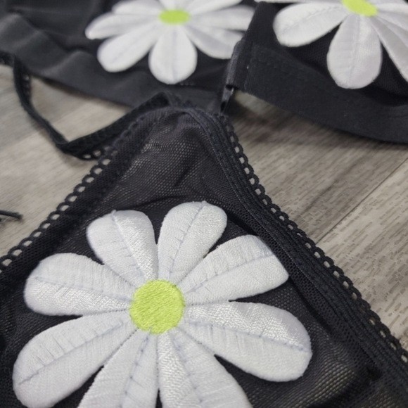 NWT Daydream Nation Black & White Floral Daisy Bra & Thong Matching Set- Size XS - Picture 4 of 5